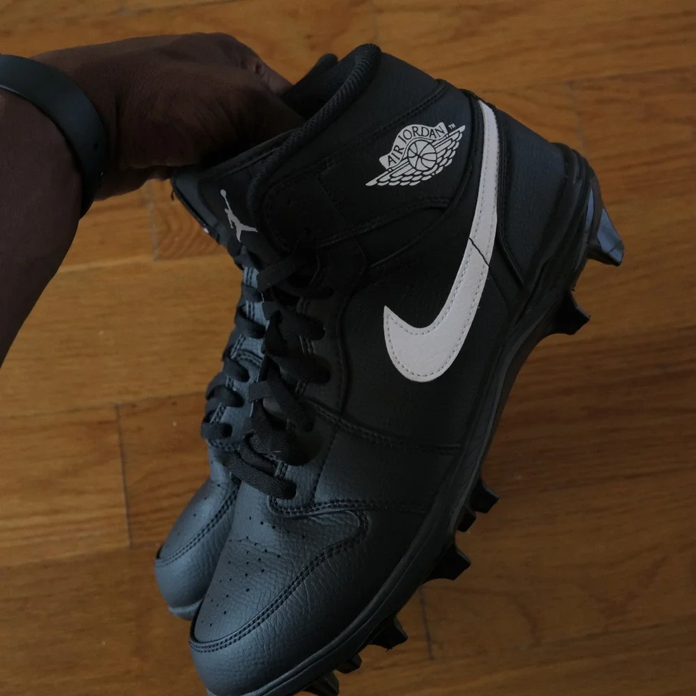 Jordan 1 Mid Football Cleats Men Black White High Top Athletic Size 9 FJ6805-001